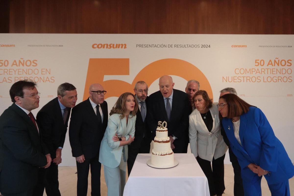 Comité de dirección de Consum, celebrando con una tarta el 50º aniversario de la cooperativa.