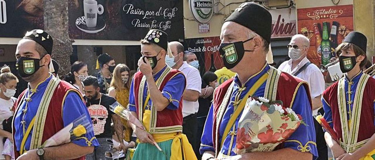 Desfile de Moros y Cristiano, con distancia y mascarilla. | MATÍAS SEGARRA