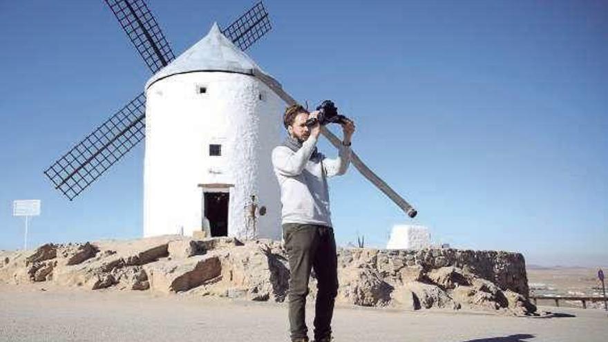 Jorge Sierra, durante la grabación de &#039;Surfeando sofás&#039;, en la playa de Caños de Meca (Cádiz).