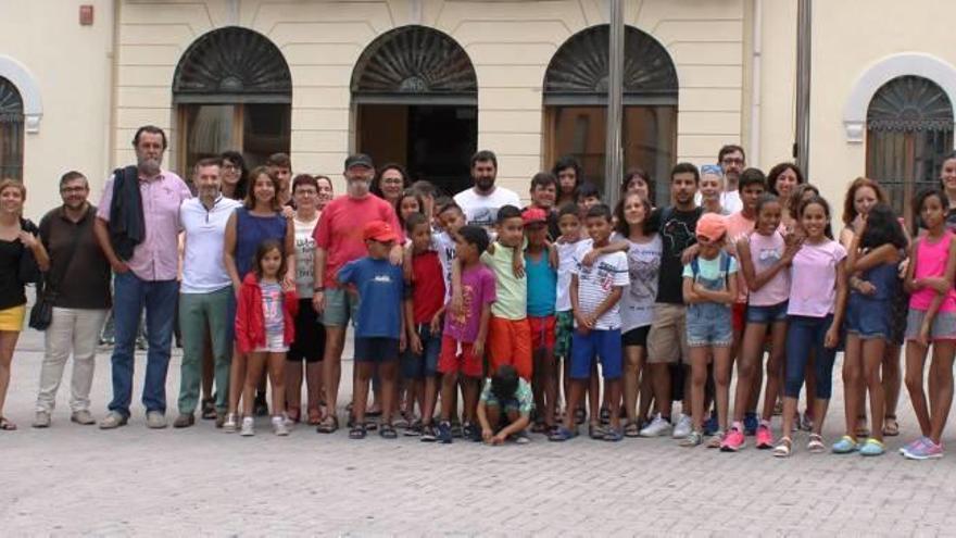 Los niños saharauis junto a sus familias acogedoras, ediles y miembros de Acaps, ayer en Tavernes.