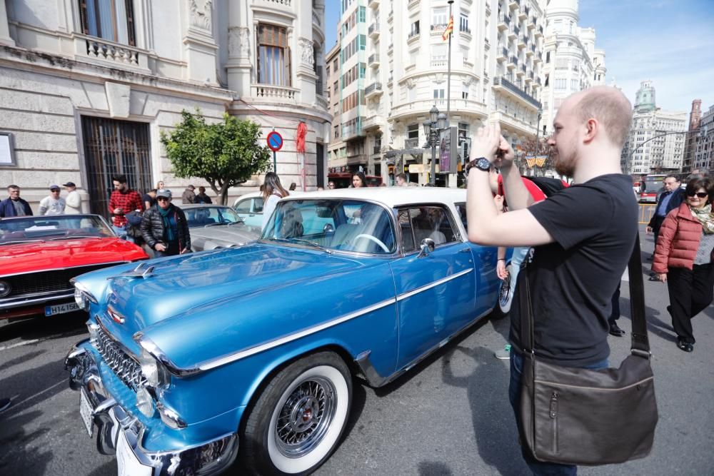 Salida de la ronda fallera de coches antiguos desde la plaza del Ayuntamiento de València.