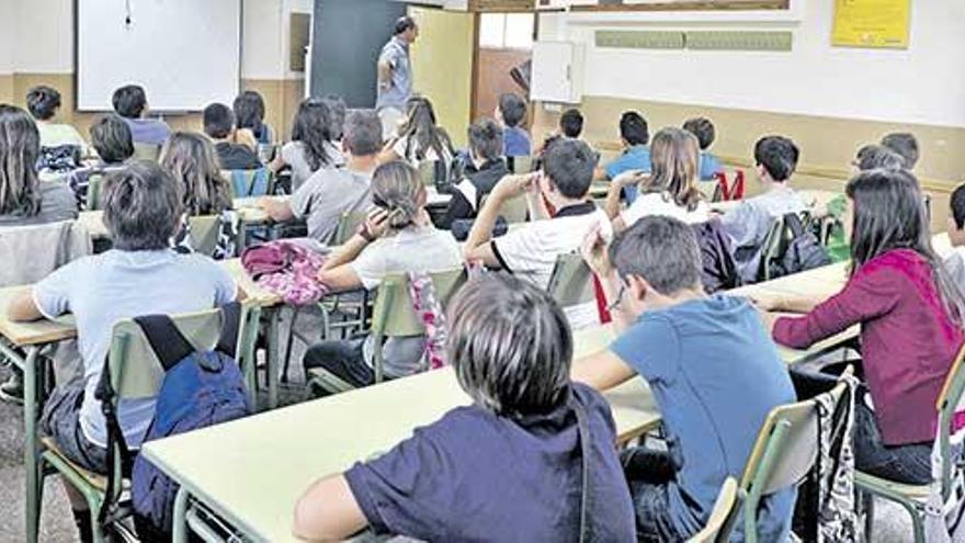 Alumnos de un instituto de Palma el primer día de clase.