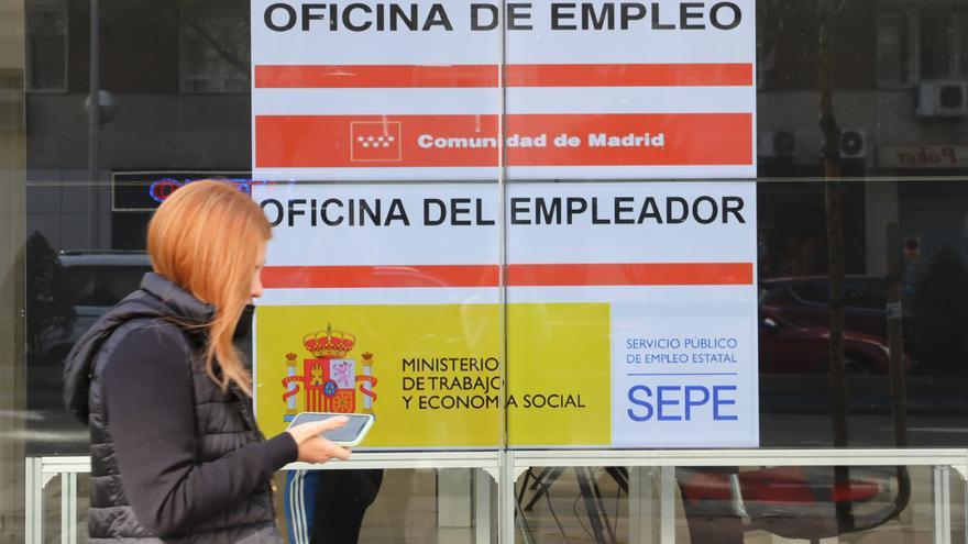 Una mujer pasa por delante de una Oficina de Empleo, en una imagen de archivo.