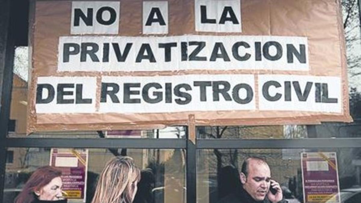 Pancarta contra la «privatización» en el Registro Civil de Madrid.