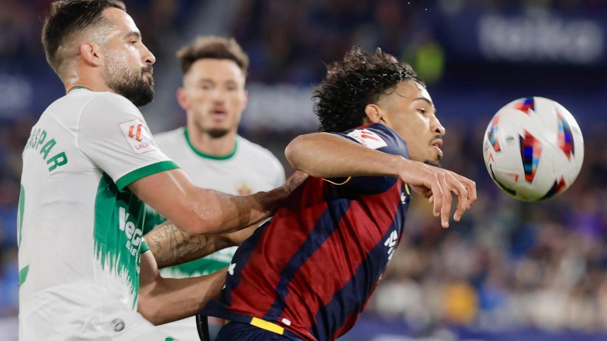 Mario Gaspar intenta frenar al delantero del Levante Fabricio, durante el encuentro de este domingo, en el Ciutat de València