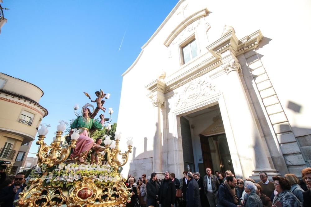 Miles de fieles han acompañado la imagen de Santa Águeda hasta su ermita en un camino jalonado por puestos de dulces