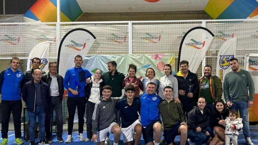 Autoridades y ganadores del torneo comarcal de pádel.
