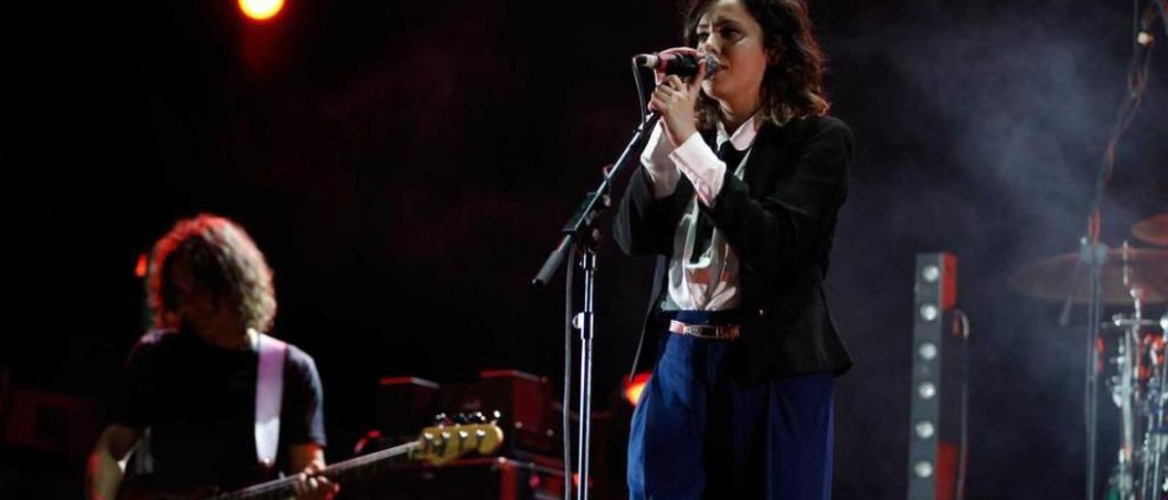 &quot;Alexandra in Grey&quot;, durante su concierto en las fiestas de San Agustín.