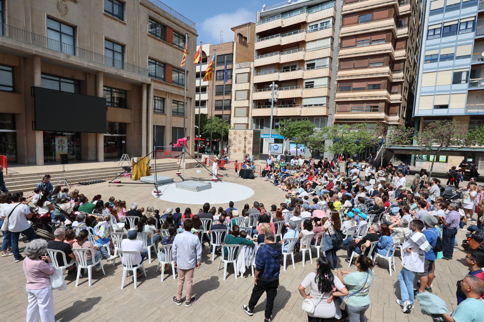 El Festival de Teatre de Carrer sigue llenando calles y plazas de Vila-real