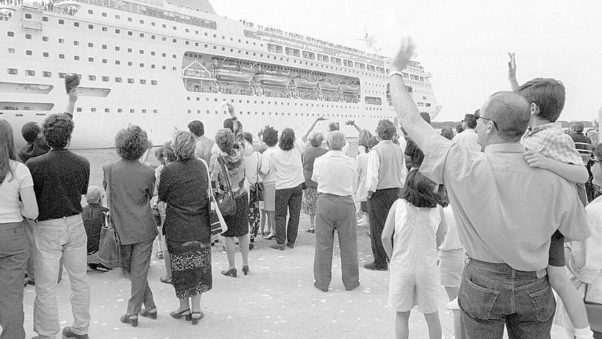 El crucero «Arcadia», despedido por gijoneses que se acercaron a los muelles de La Osa, en El Musel, a verlo zarpar el 30 de mayo de 1999.