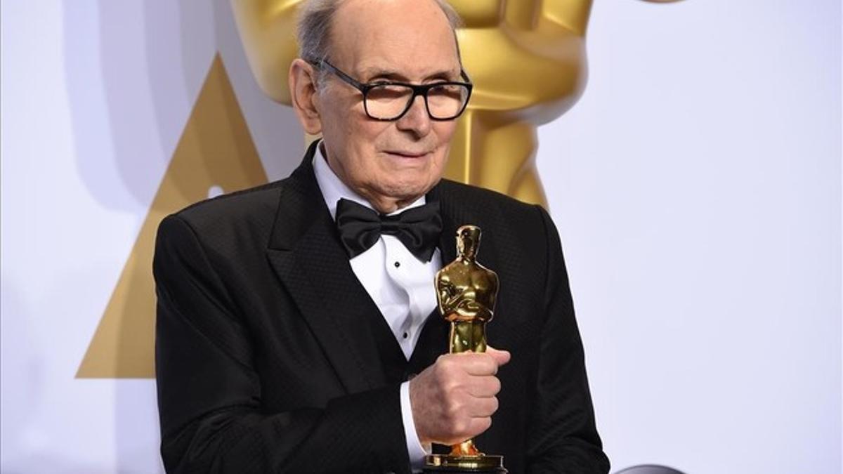 Ennio Morricone, posando con el Oscar a Mejor banda sonora por 'Los odiosos ocho'.