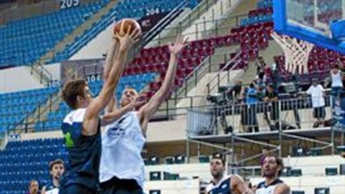 Claver lanza a canasta ante Vázquez, con Reyes y Garbajosa esperando al rebote, en el entreno de ayer.