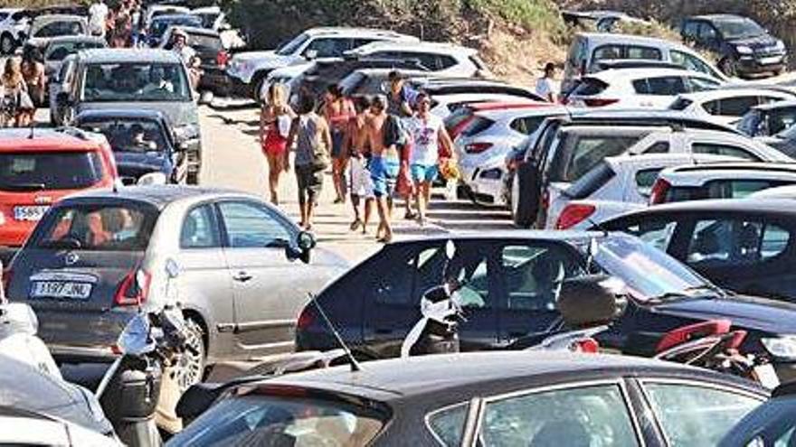 Colapso de coches en los accesos a la zona de Platges de Comte, en agosto de 2016.