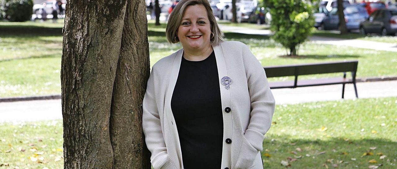 EL POLÍGONO. Carmen Saras se fotografía en el parque María González Felgueroso, “Marujina”, del barrio del Polígono, frente al Colegio Asturias, donde jugaba de niña y donde ahora lo hace su hija, Paz.