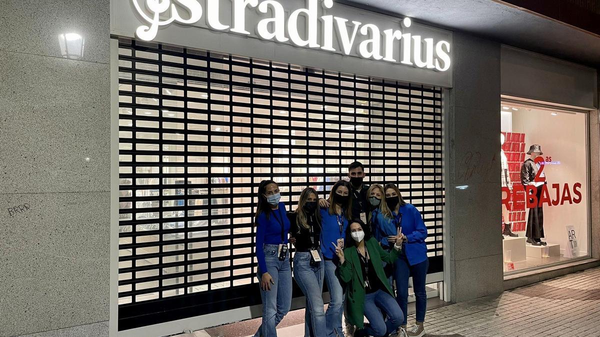 El equipo de siete empleados de Stradivarius el martes. Fue su última noche.