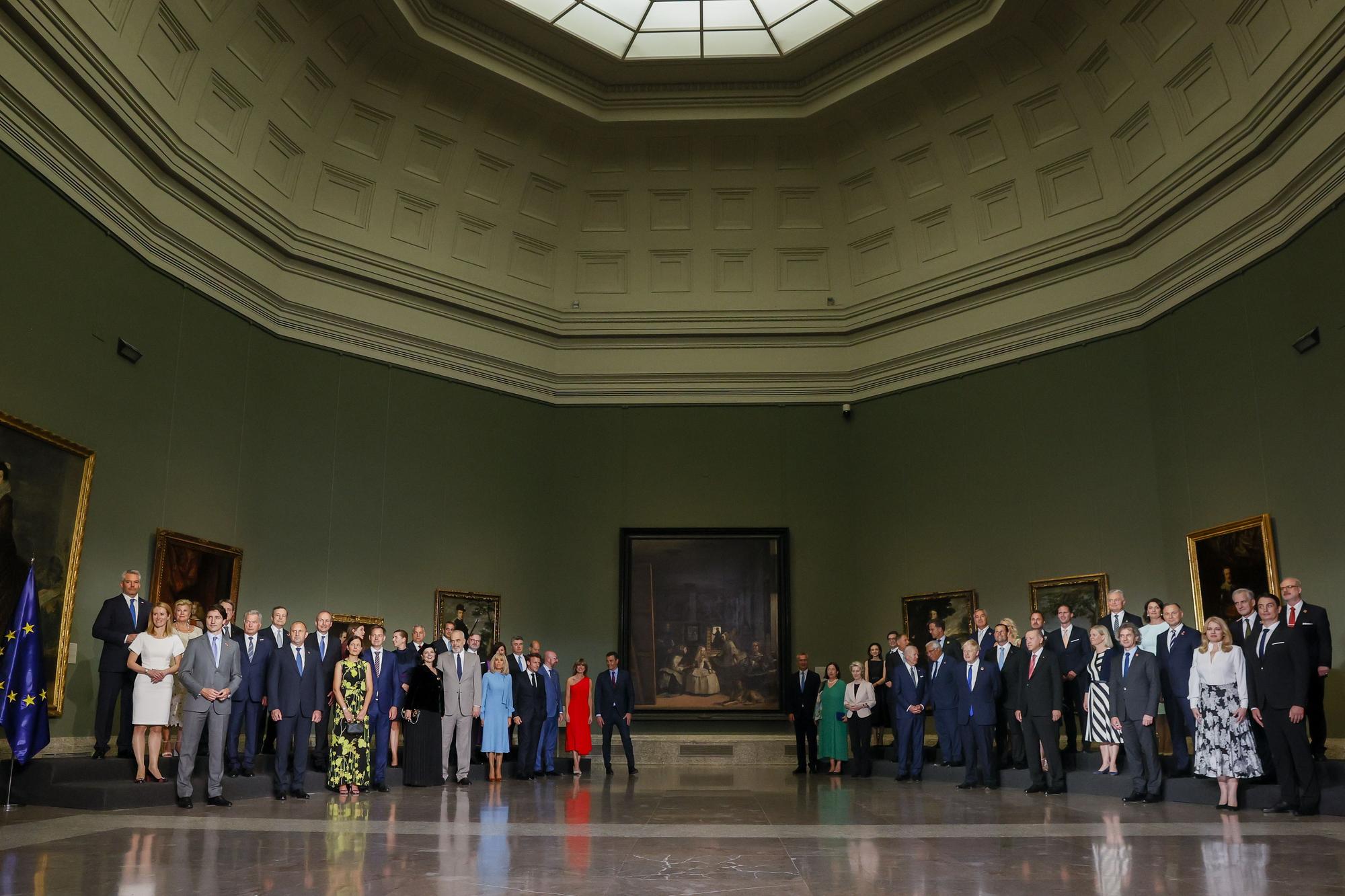 Foto de familia de los jefes de Estado y jefes de Gobierno que participan en la cumbre de la OTAN, antes de la cena ofrecida por el presidente del Gobierno, Pedro Sánchez, este miércoles en el Museo del Prado, en Madrid.