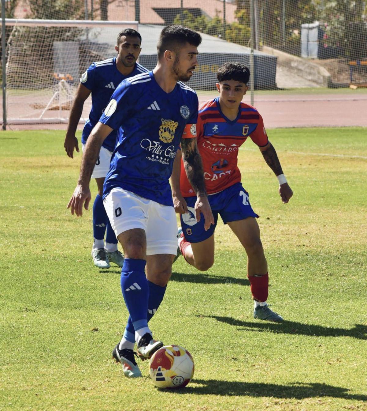 Facu Valiente , con el balón, en una jugada del partido.
