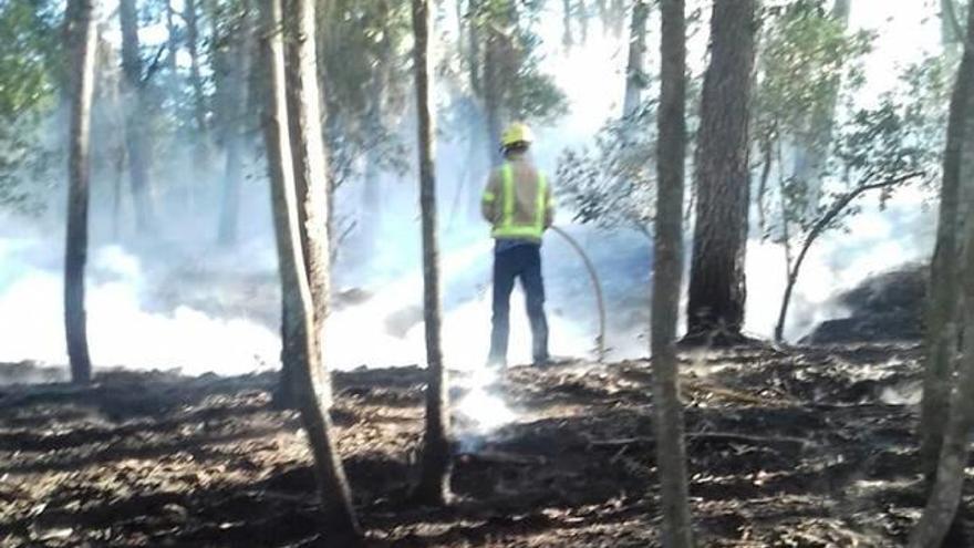 Els bombers, treballant en l&#039;extinció del foc.