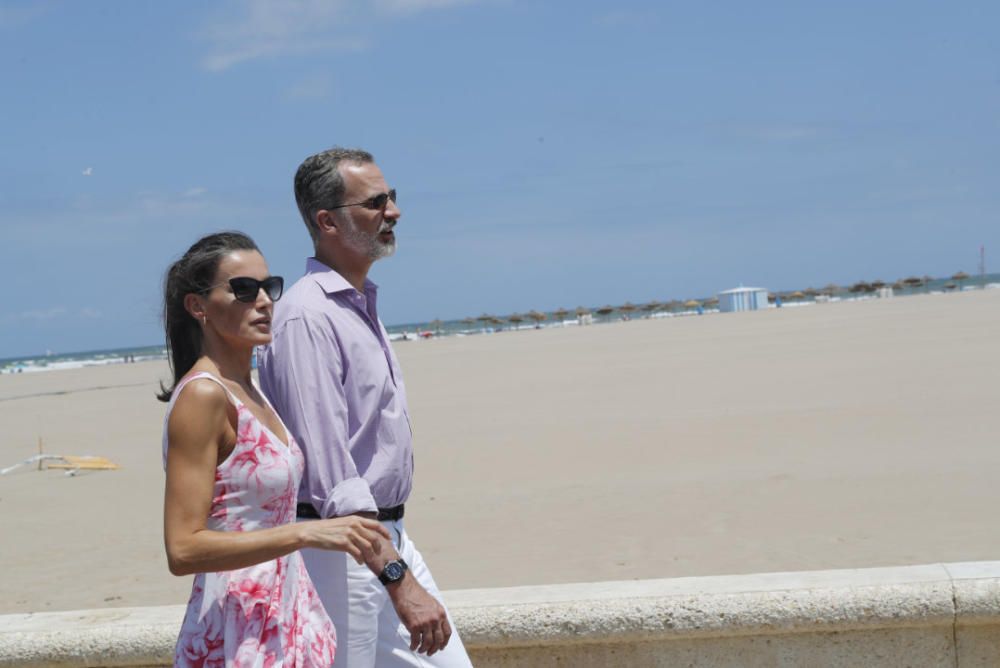 Letizia y Felipe en Valencia: los reyes pasean por la playa de Las Arenas