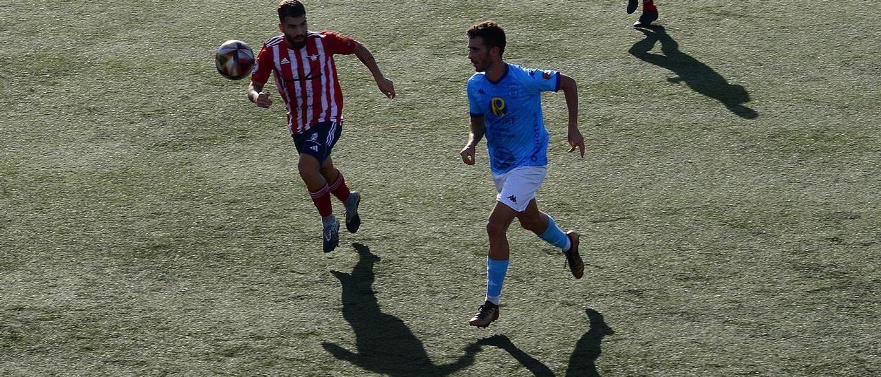 Óscar Martínez pugna por el esférico con un futbolista del Viveiro.