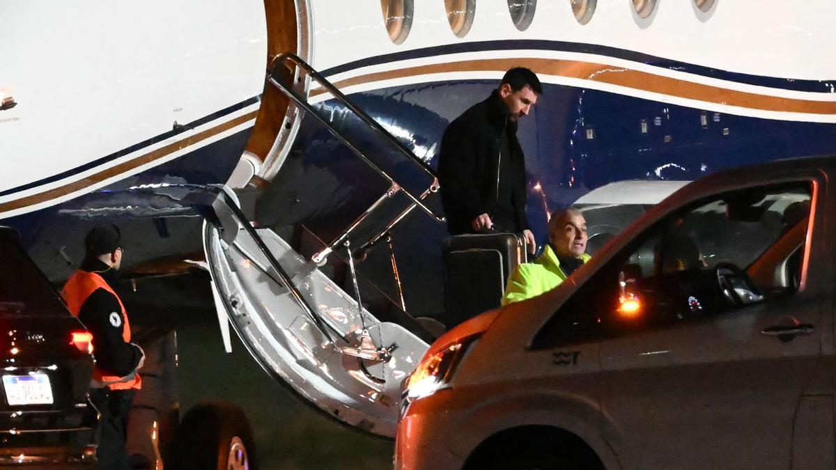 La estrella del fútbol argentino Lionel Messi llega al Aeropuerto Internacional Islas Malvinas tras el fallecimiento de su padre, Jorge Messi, en Rosario (provincia de Santa Fe, Argentina), el 8 de agosto de 2026. Jorge Messi, padre y representante de Lionel Messi, falleció a los 68 años, según anunció el 8 de agosto de 2026 Newell's Old Boys, el club donde se formó el ocho veces ganador del Balón de Oro. (Foto de Luis ROBAYO / AFP)