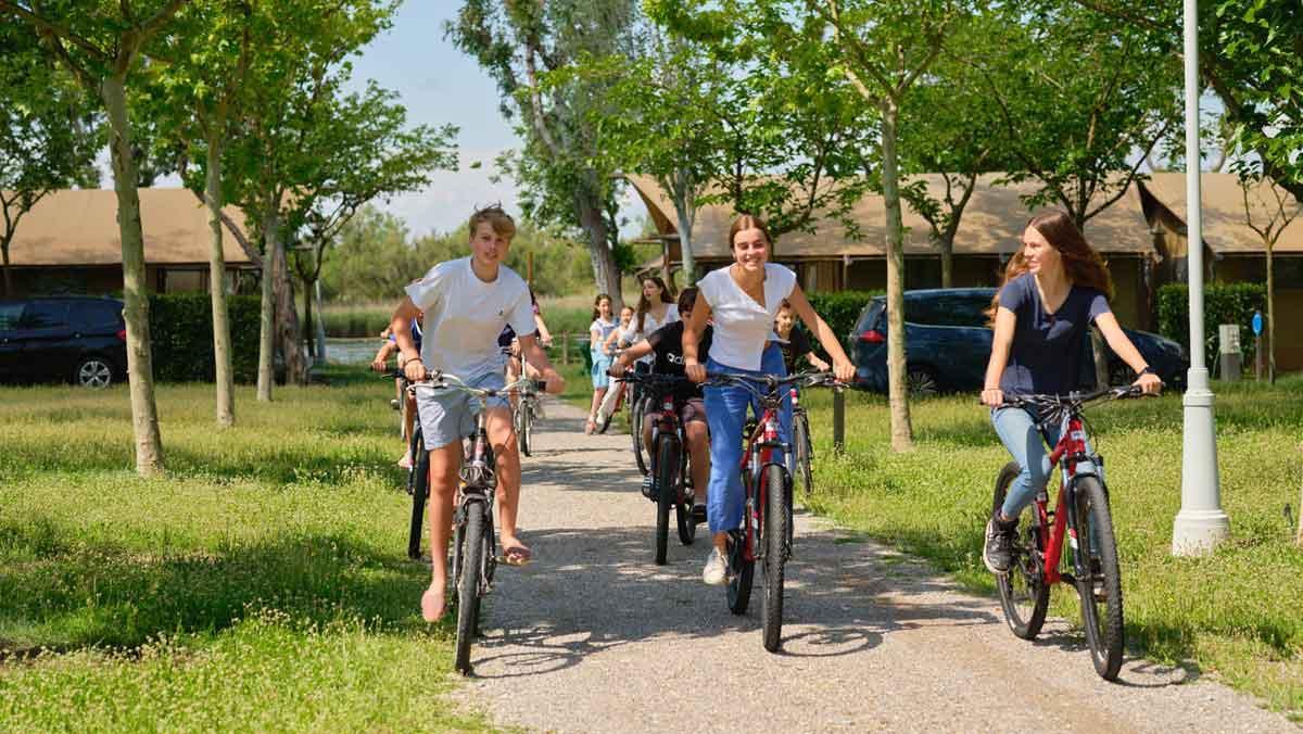 Joves en bicicleta al Camping Nautic Almata