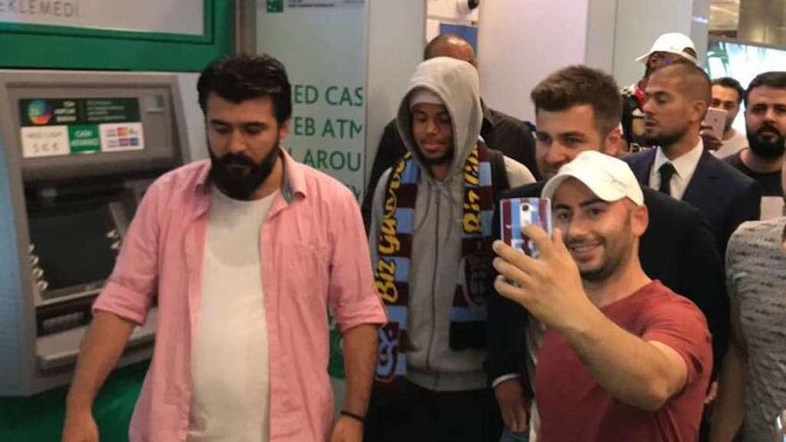 Bongonda, con la bufanda del Trabzonspor, en su llegada a Turquía, en una imagen colgada en Twitter. @Trabzonspor_En