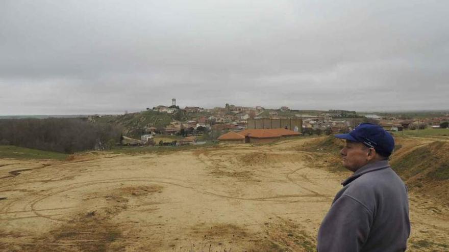 Un vecino observa los terrenos donde se va a construir el parque acuático y recreativo.