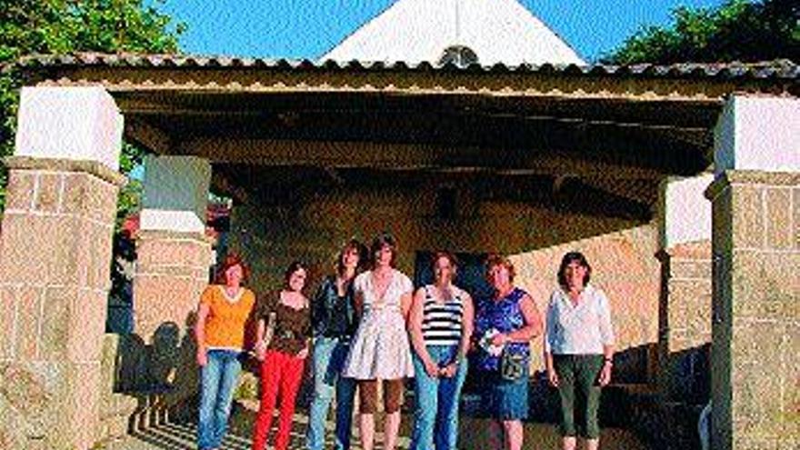 Las vecinas de la asociación de fiestas junto a la capilla de San Xoan en Bamio. / iñaki abella