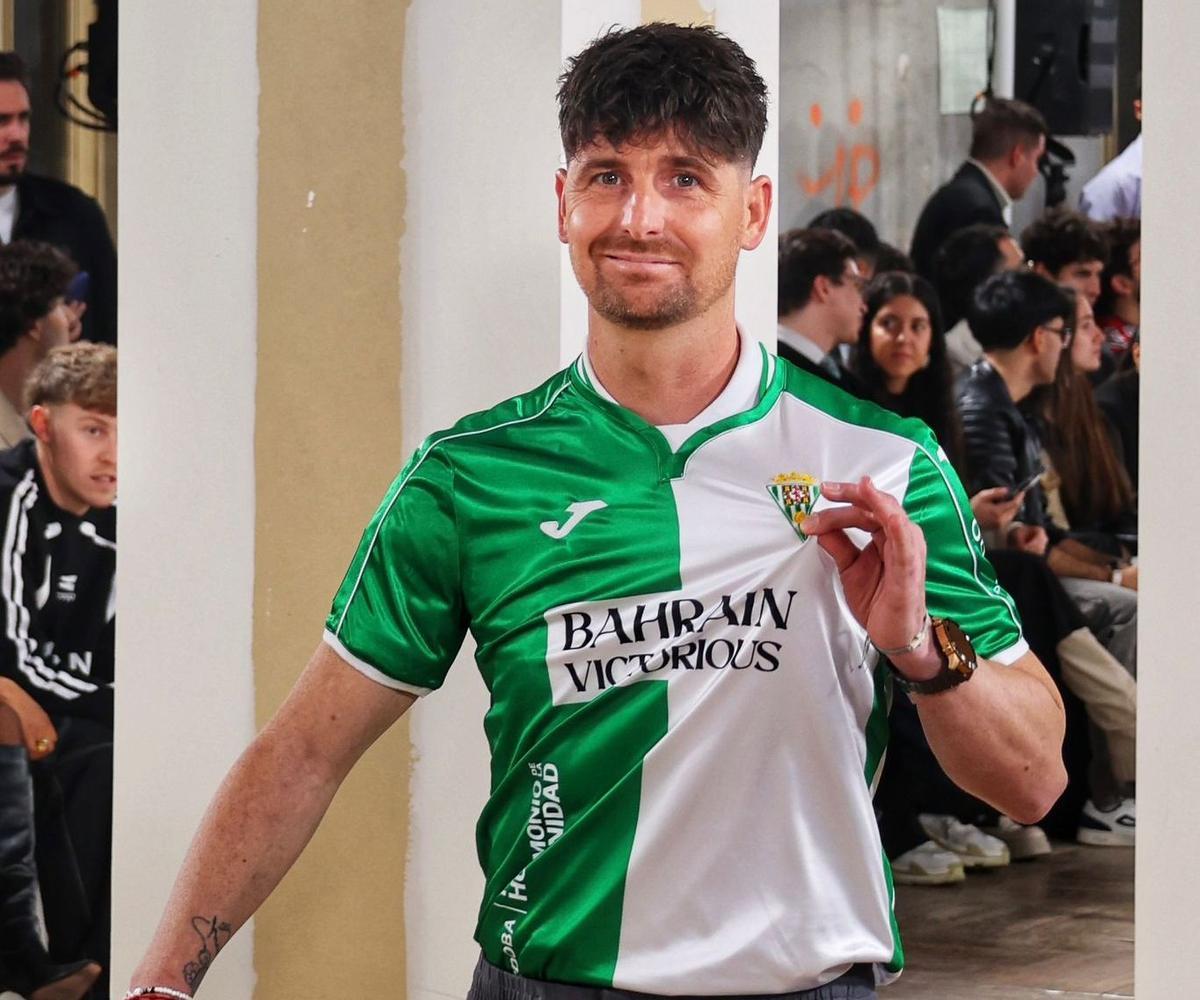 Javi Flores porta en Madrid la camiseta Retro del ascenso del 2007.