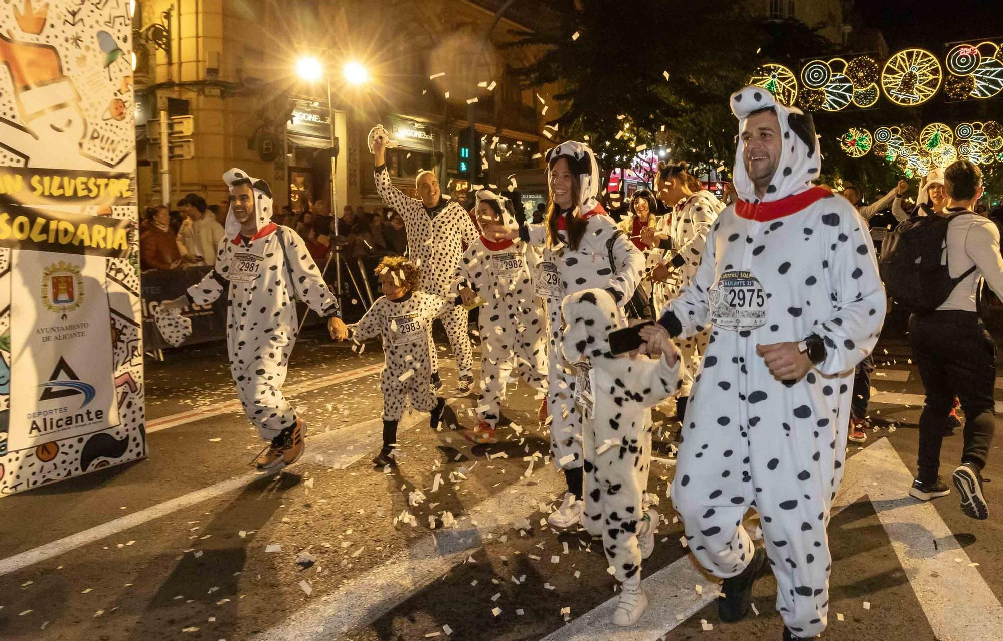 La San Silvestre de Alicante llena de colorido la ciudad