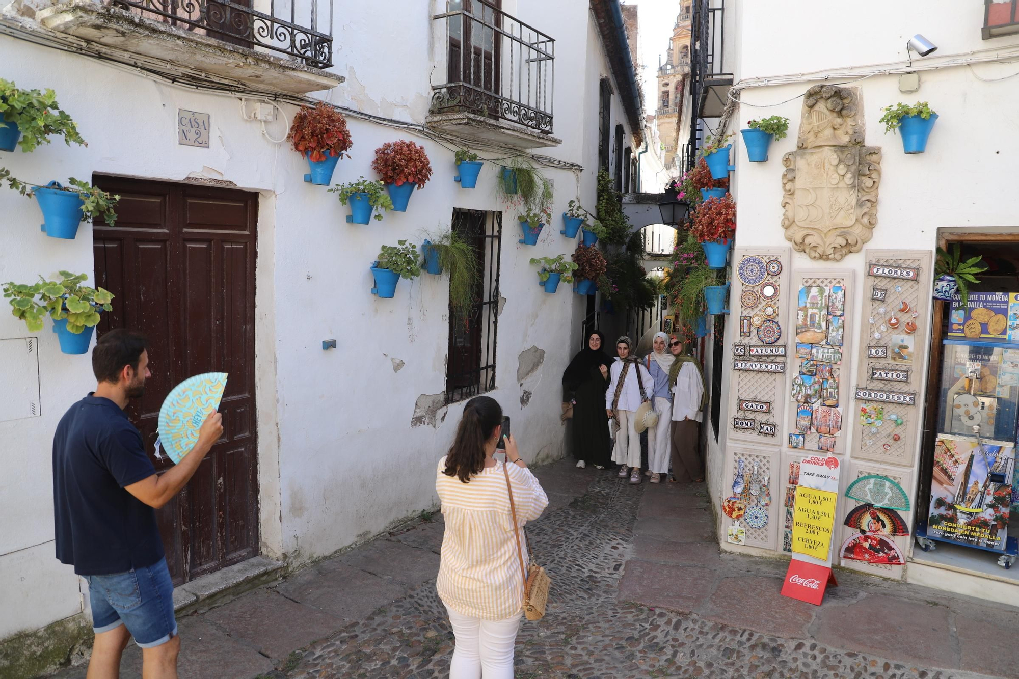 Los turistas disfrutan de Córdoba pese al calor