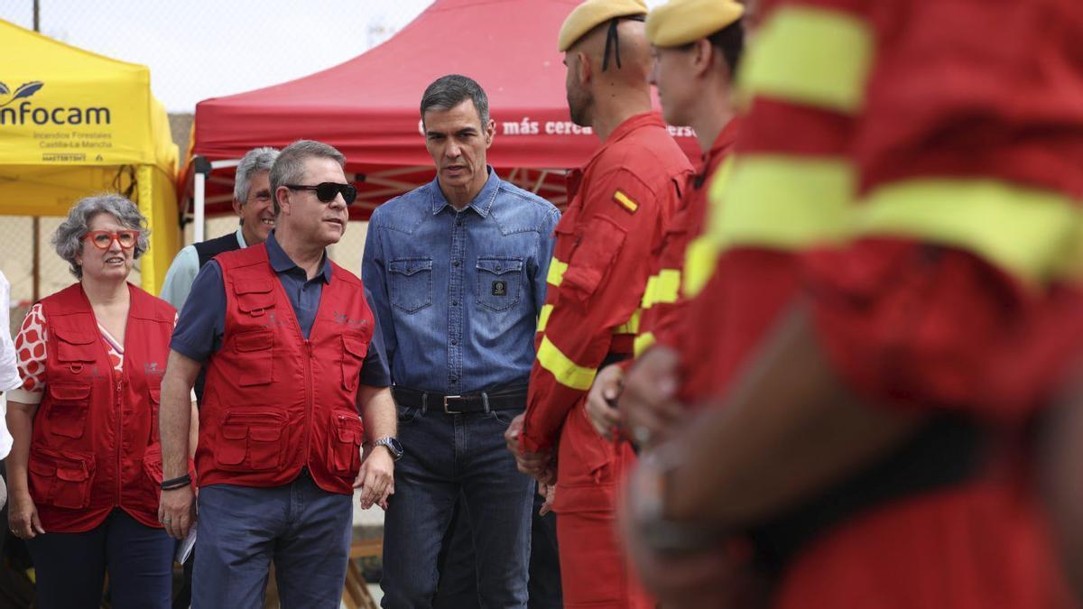 El president del Govern, Pedro Sánchez, i el president de Castella-la Manxa, Emiliano García-Page. | ALEJANDRO MARTÍNEZ VÉLEZ / EUROPA PRESS