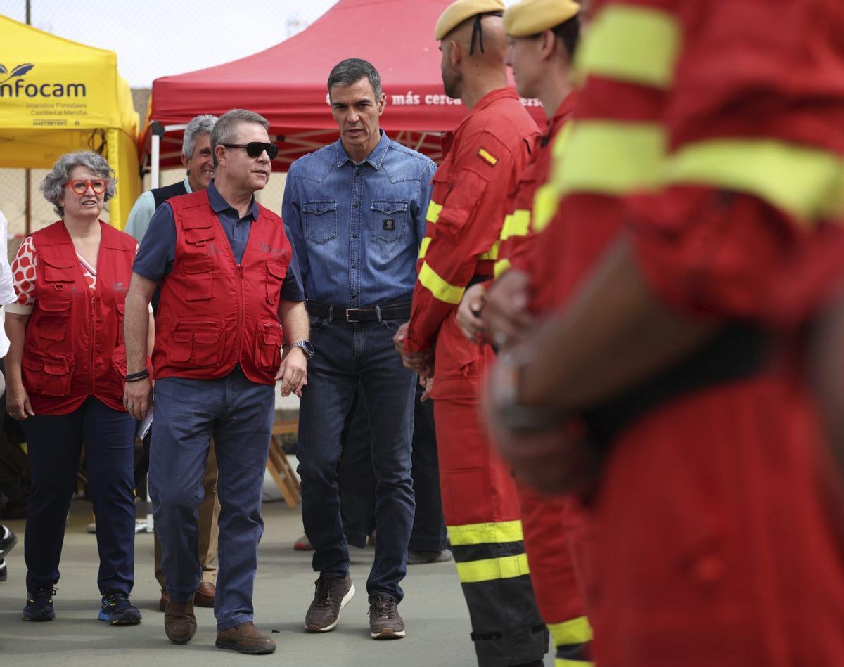 Sánchez i García-Page s’uneixen davant el gran incendi de Guadalajara