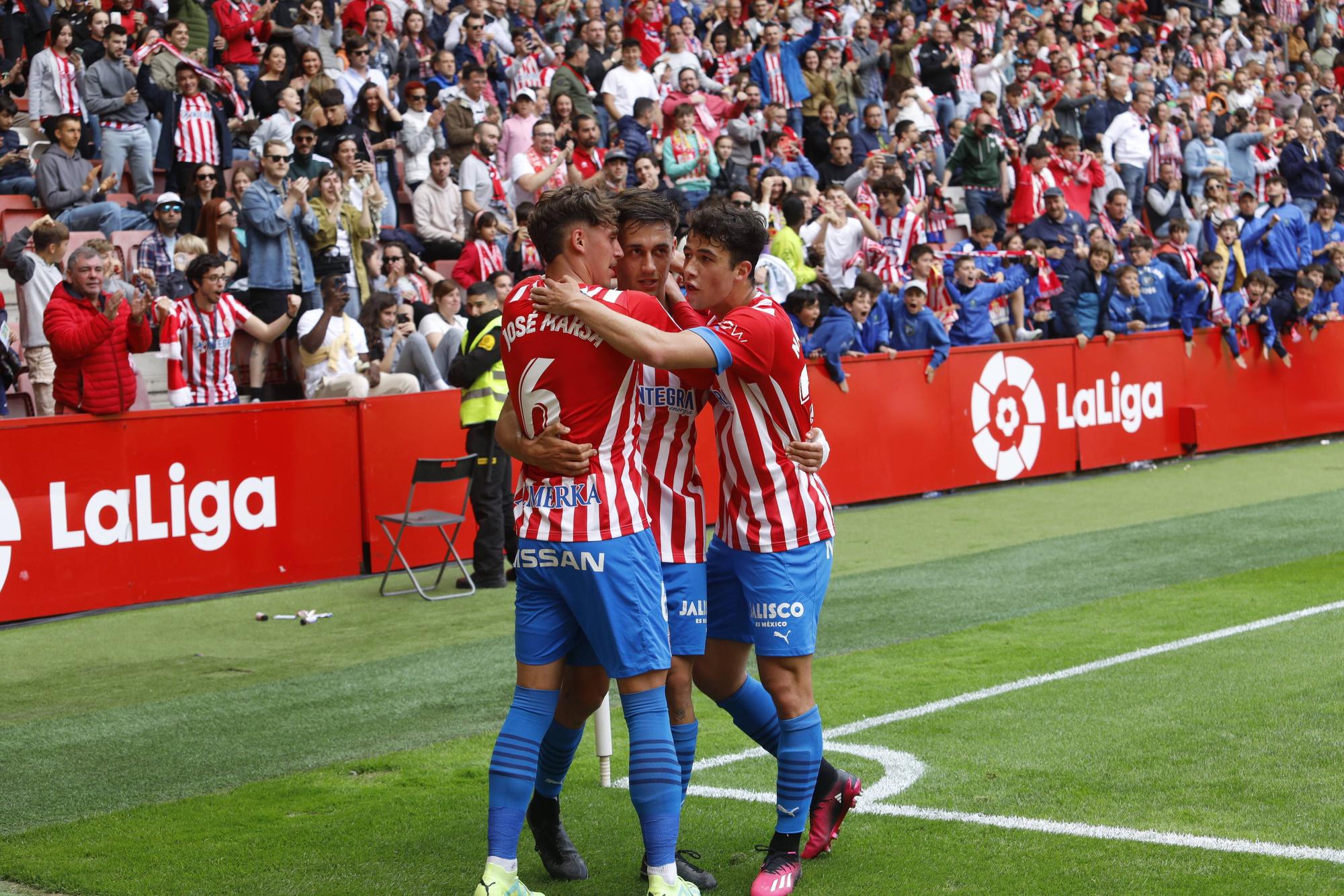 EN IMÁGENES: El Sporting vence al Lugo en El Molinón con un gran ambiente
