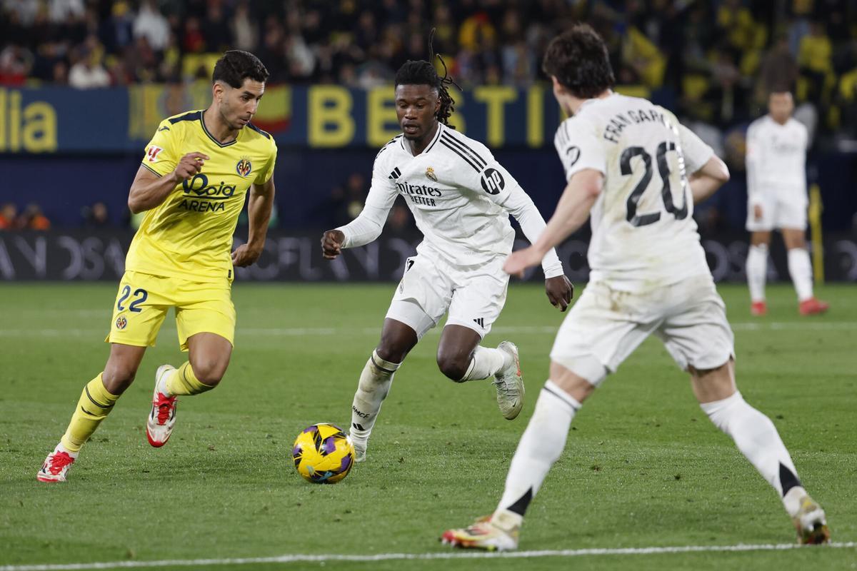 VILLARREAL (CASTELLÓN), 15/03/2025.- El delantero del Villarreal, Ayoze Pérez (i), con el balón ante el centrocampista francés del Real Madrid, Eduardo Camavinga, durante el encuentro correspondiente a la jornada 28 de Laliga Ea Sports que disputan hoy sábado Villarreal y Real Madrid en el Estadio de La Cerámica, en Villarreal. EFE/Ana Escobar