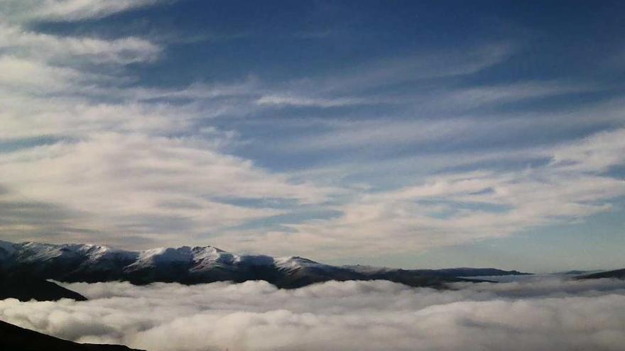 Un mar de nubes sobre Carballeda de Valdeorras.// MG