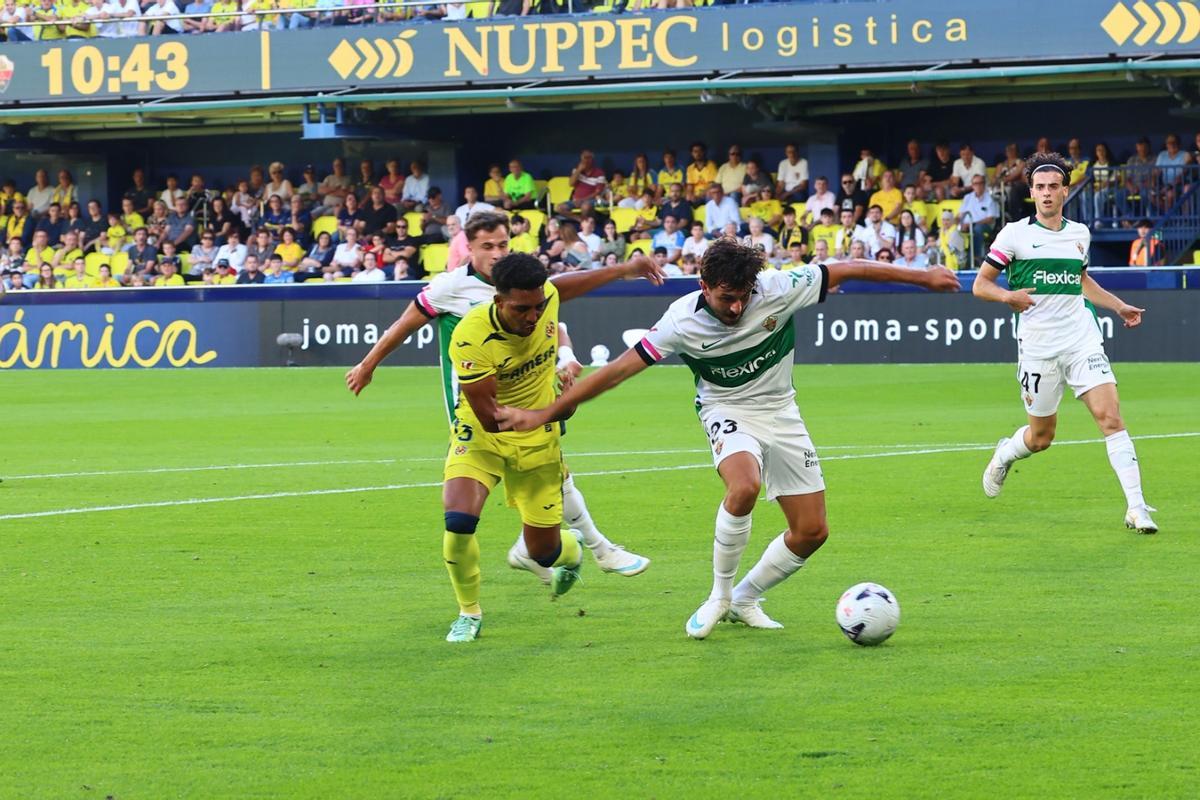 Victor Chust pugna con un jugador del Villarreal