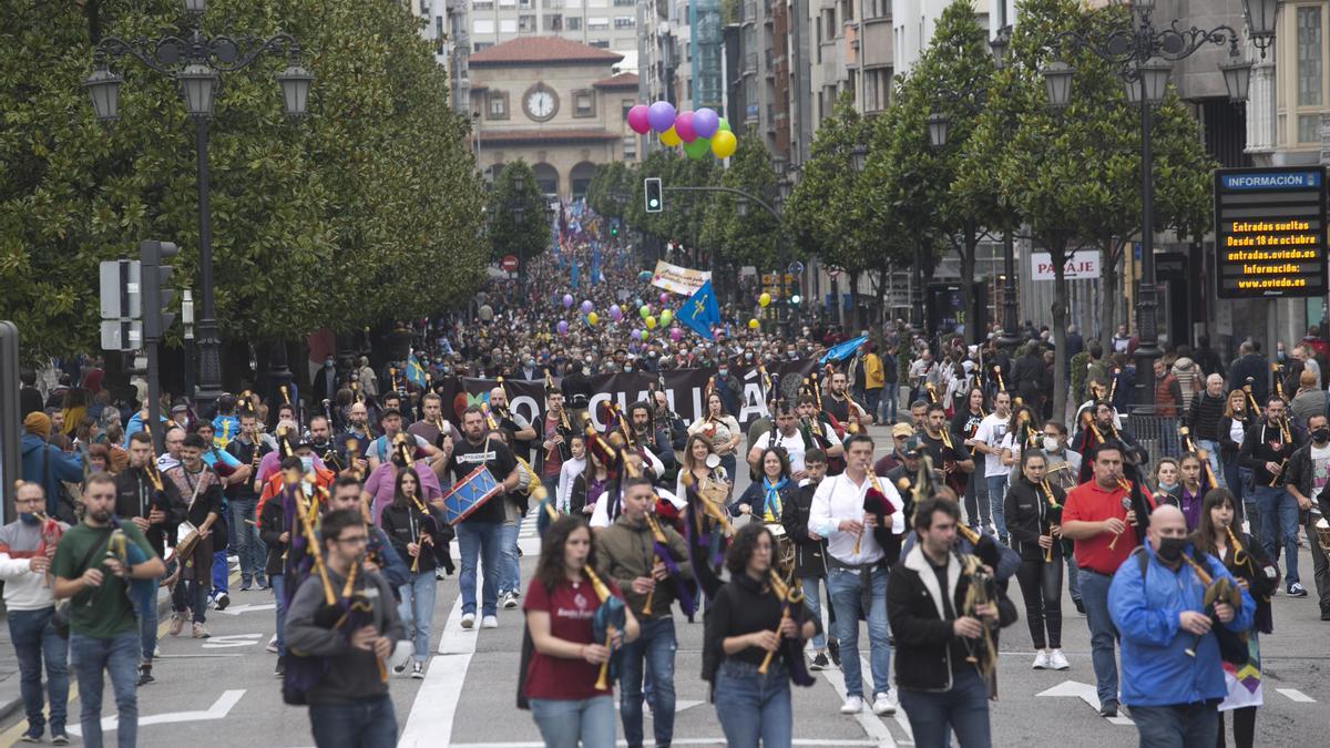 Los partidarios de la cooficialidad del asturiano se manifiestan en Oviedo