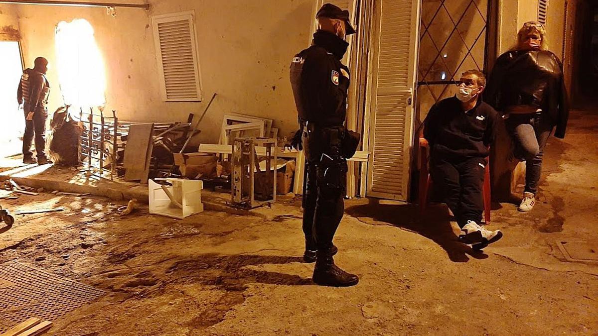Benigno Campos, sentado, tras ser detenido el martes en un punto de venta de droga en La Soledat.