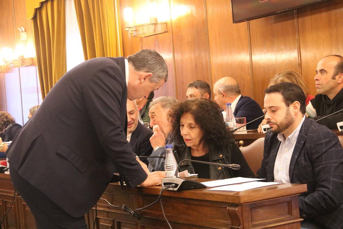 Javier Faúndez habla con Laura Rivera y Eloy Tomé antes del inicio del pleno.