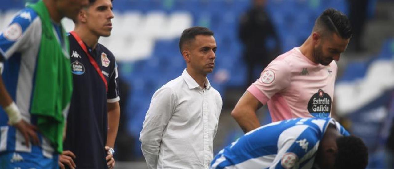 Borja Jiménez, rodeado de jugadores al final del partido contra el Albacete del sábado en Riazor. |  // CARLOS PARDELLAS