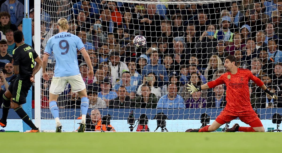 Manchester (United Kingdom), 17/05/2023.- Real Madrid goalkeeper Thibaut Courtois (R) is beaten as Manchester City go 3-0 up during the UEFA Champions League semi-finals, 2nd leg soccer match between Manchester City and Real Madrid in Manchester, Britain, 17 May 2023. (Liga de Campeones, Reino Unido) EFE/EPA/DAVID RAWCLIFFE