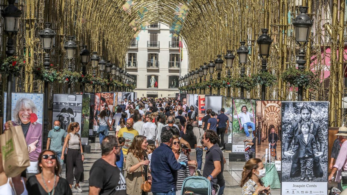 Vista panorámica de la calle Larios, repleta de visitantes en estos últimos días del mes de octubre.