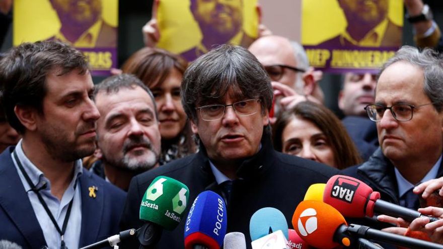 Puigdemont atiende a los medios en el Parlamento Europeo.