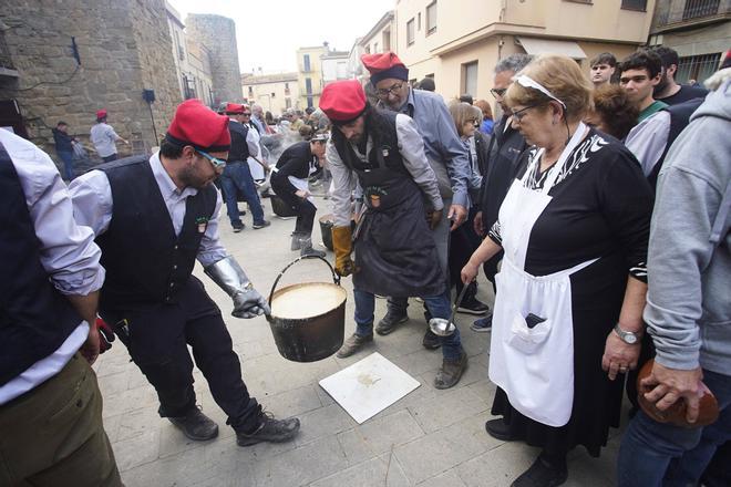 Les imatges del dinar popular amb la tradicional sopa de Verges