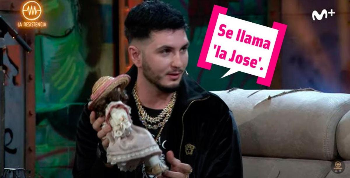 Omar Montes con la muñeca en 'La resistencia'.