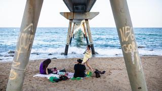 El verano de las restricciones de Albiol en la playa de Badalona se salda con el levantamiento de 61 actas policiales