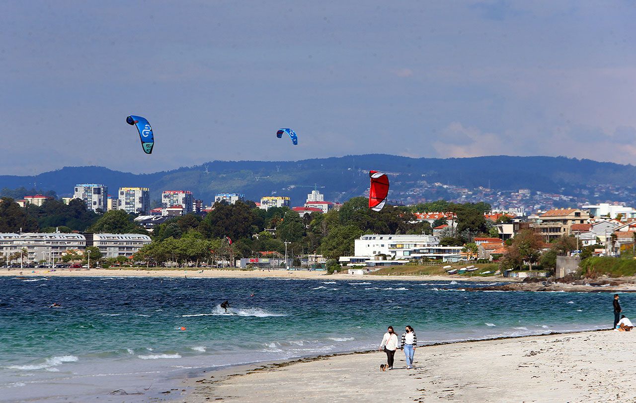 Playa de O Vao (en Coruxo, Vigo), ayer, con Samil al fondo