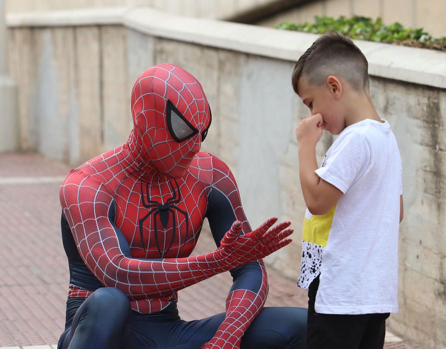 Eduardo Rodríguez recorre las plantas de oncología vestido de Spiderman.